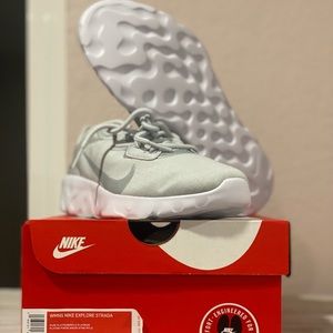 Brand new Womens Nike explore strada 
Womens size 7